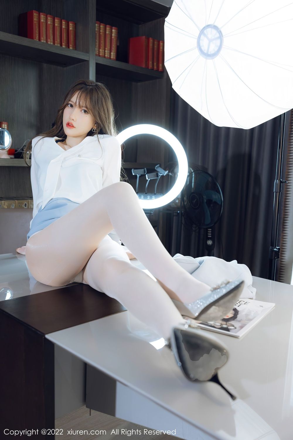 美女模特美桃酱 - 淡蓝色服饰+白色丝袜系列写真