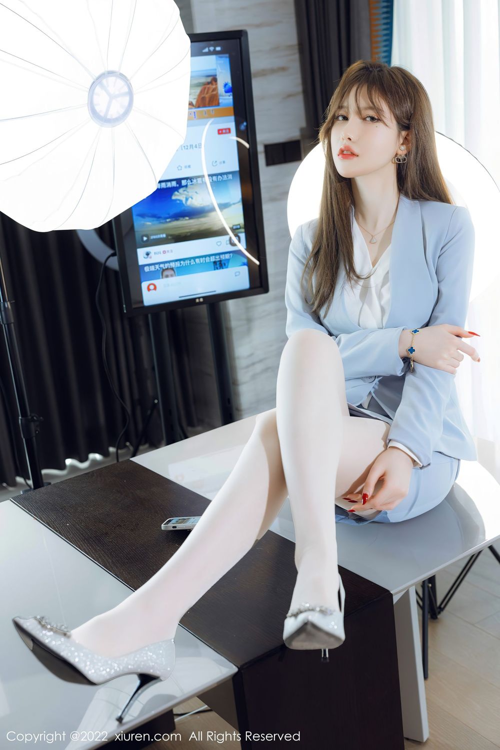 美女模特美桃酱 - 淡蓝色服饰+白色丝袜系列写真