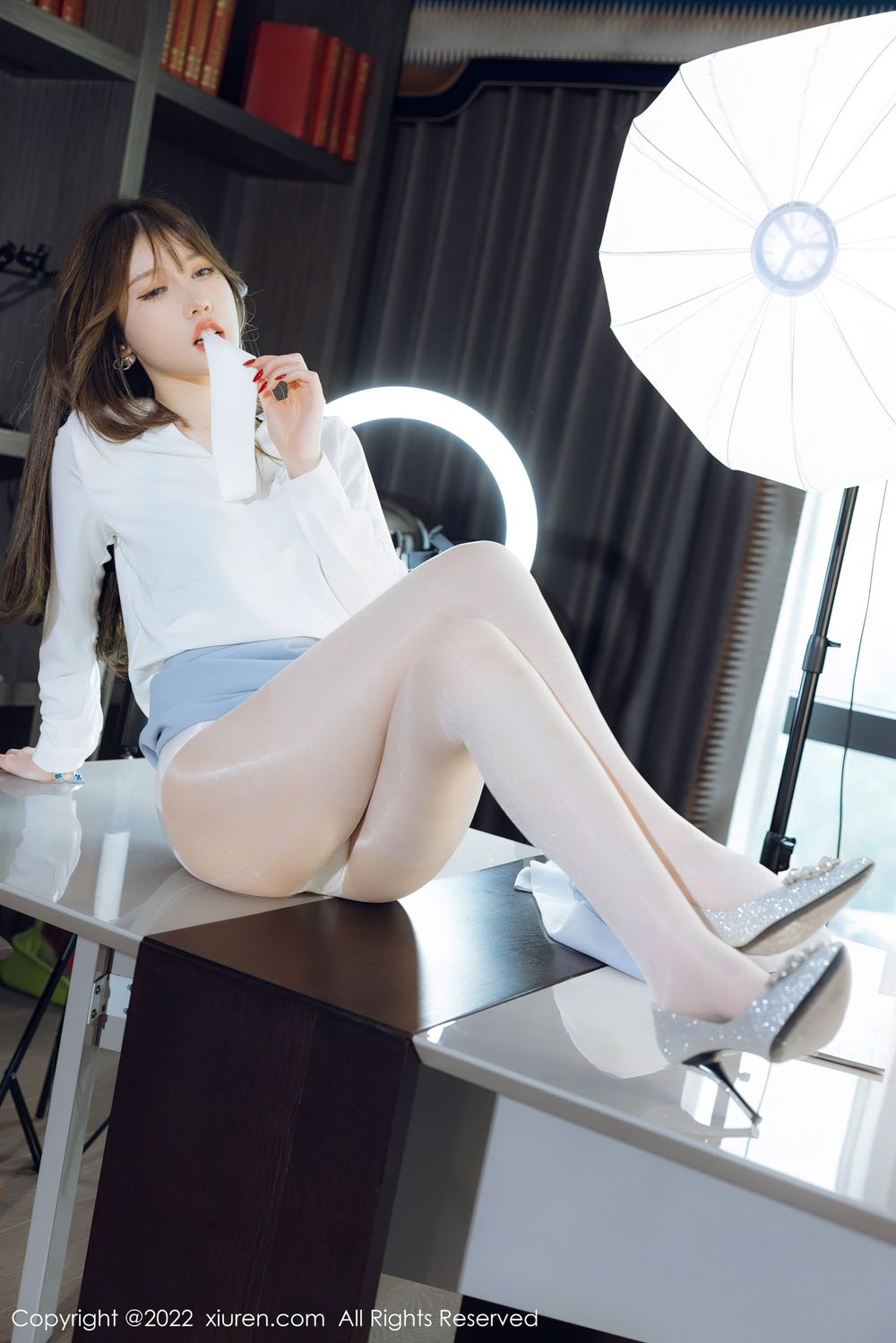 美女模特美桃酱 - 淡蓝色服饰+白色丝袜系列写真