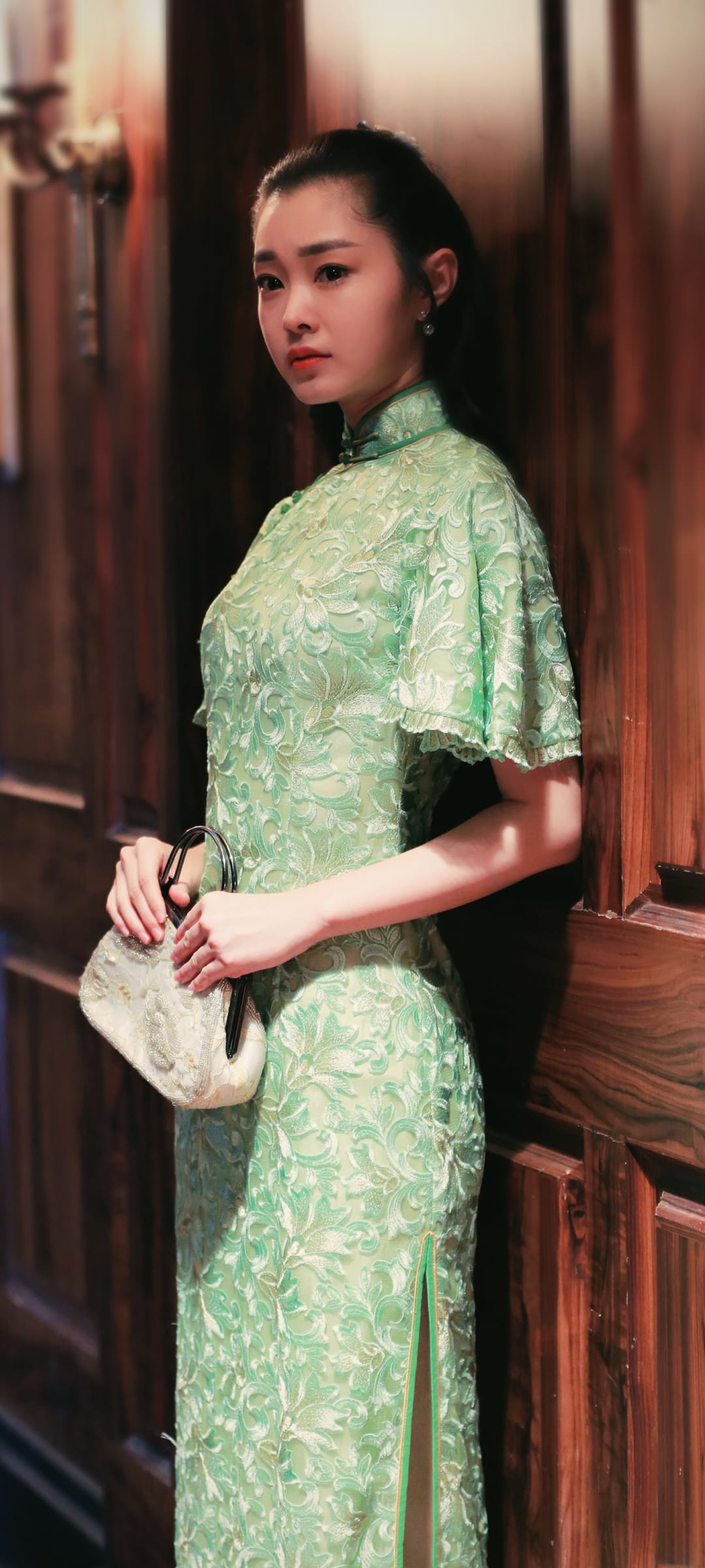 宋轶身穿绿色旗袍古典风格高清手机壁纸