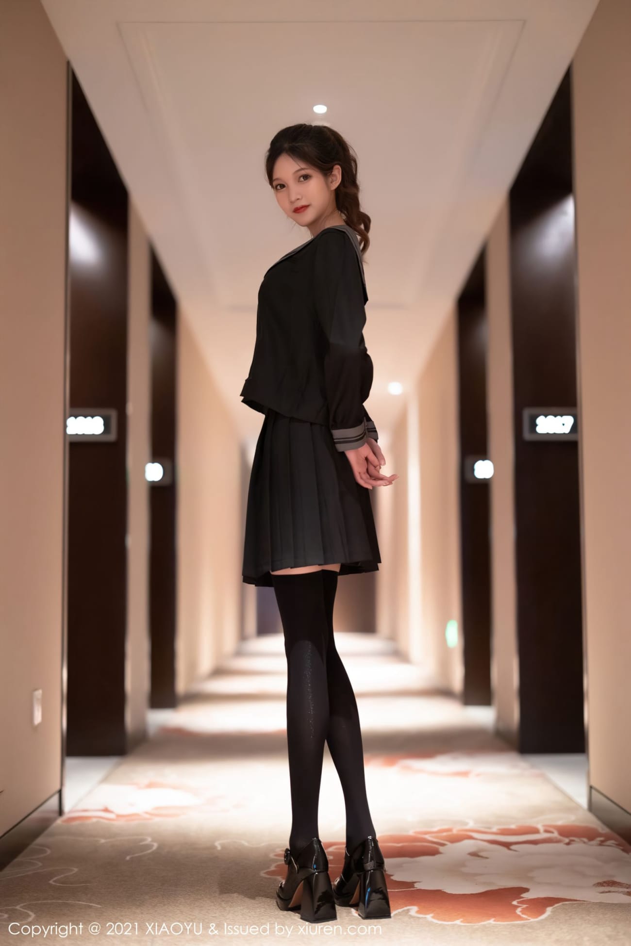 美女模特程程程 - 学院风制服+黑丝系列娇柔写真