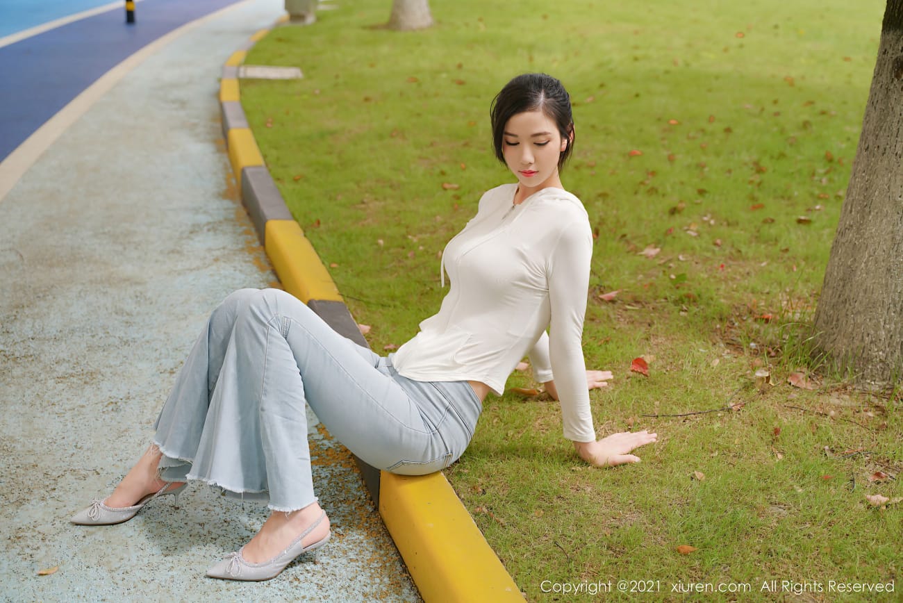 美女模特李雅柔 - 白色服饰+牛仔长裤系列写真