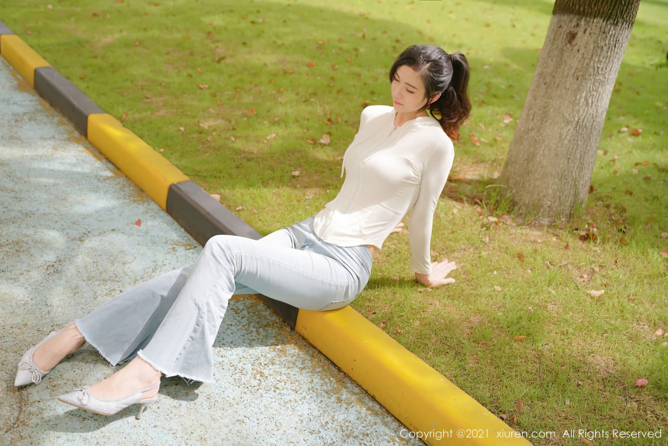 美女模特李雅柔 - 白色服饰+牛仔长裤系列写真