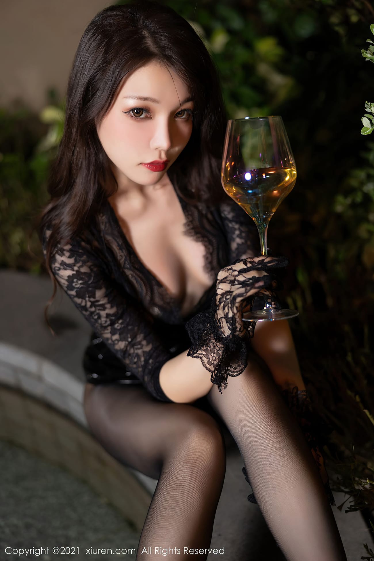 性感女神芝芝Booty - 黑色皮裙+温泉淋漓系列写真