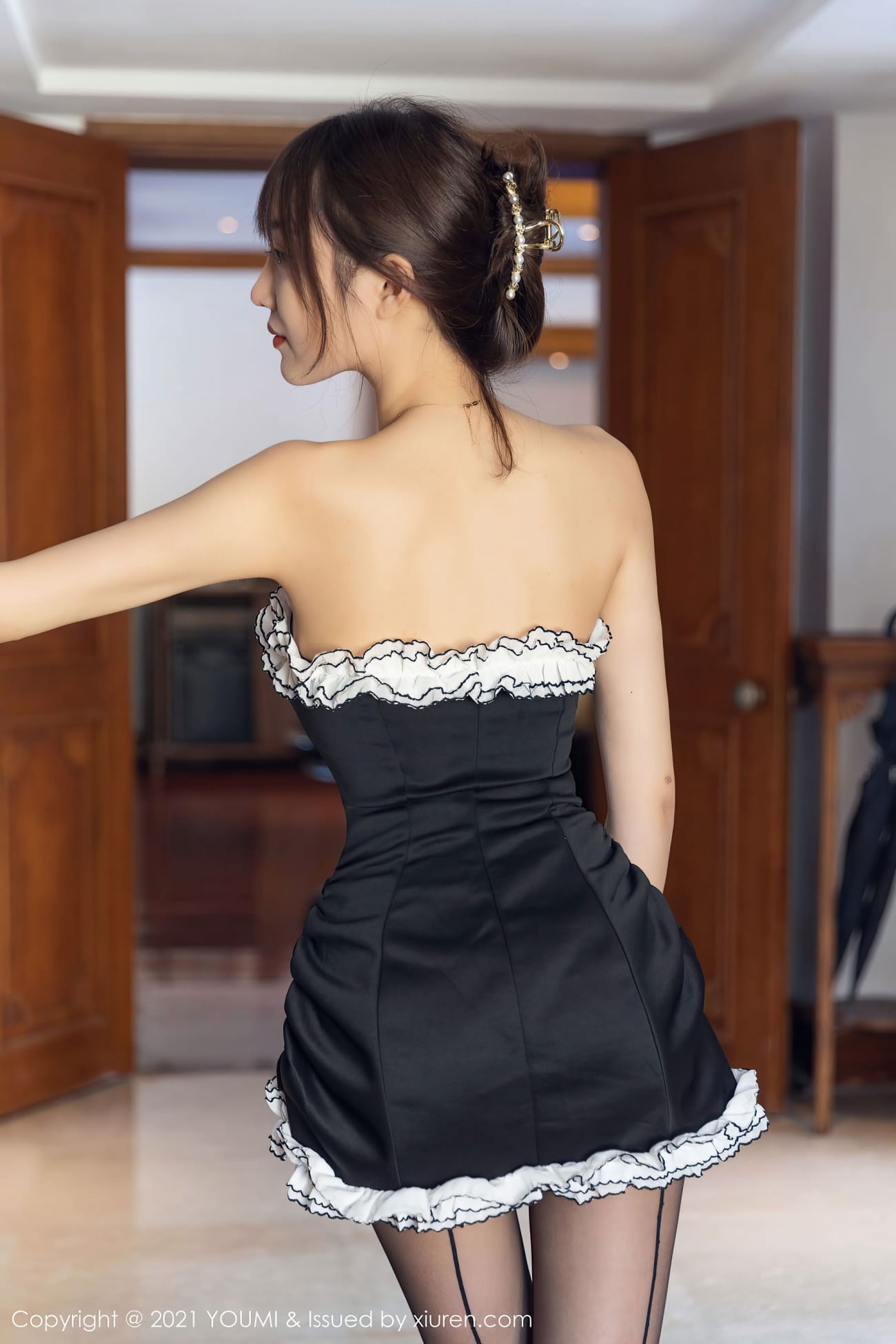丽质美女玥儿玥er - 露肩短裙+丝袜系列性感写真