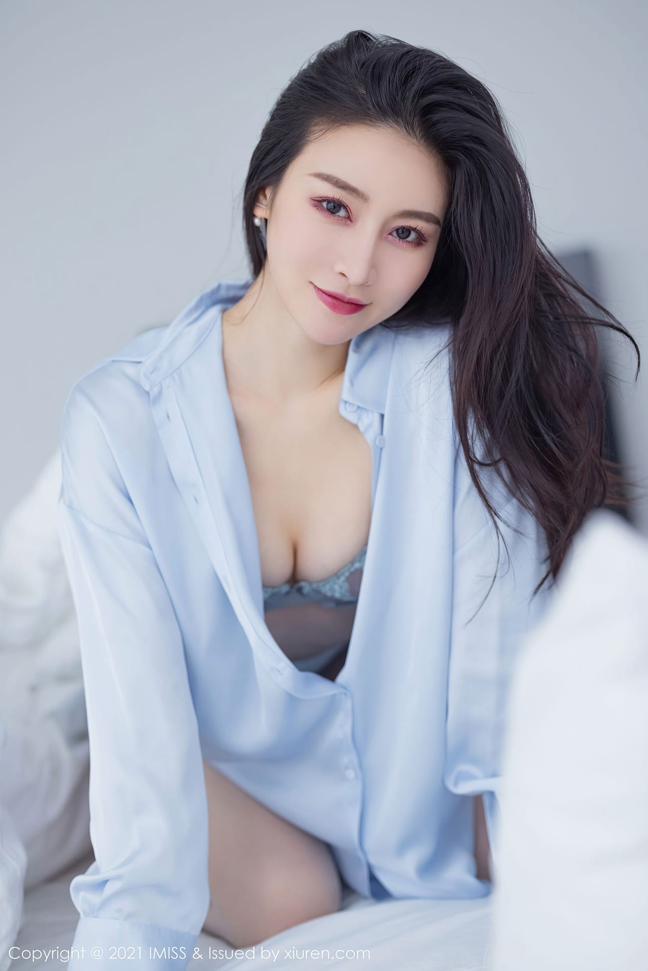 气质美女Vanessa - 浅蓝色衬衫+女友视角性感写真