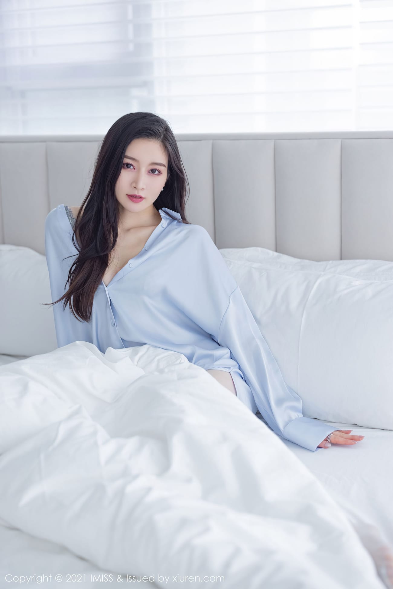 气质美女Vanessa - 浅蓝色衬衫+女友视角性感写真