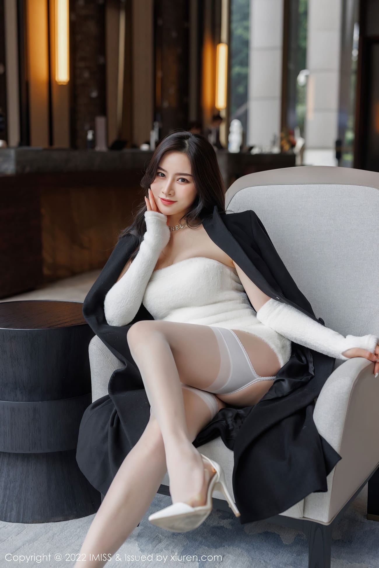气质美女Vanessa - 白色服饰+丝袜系列写真
