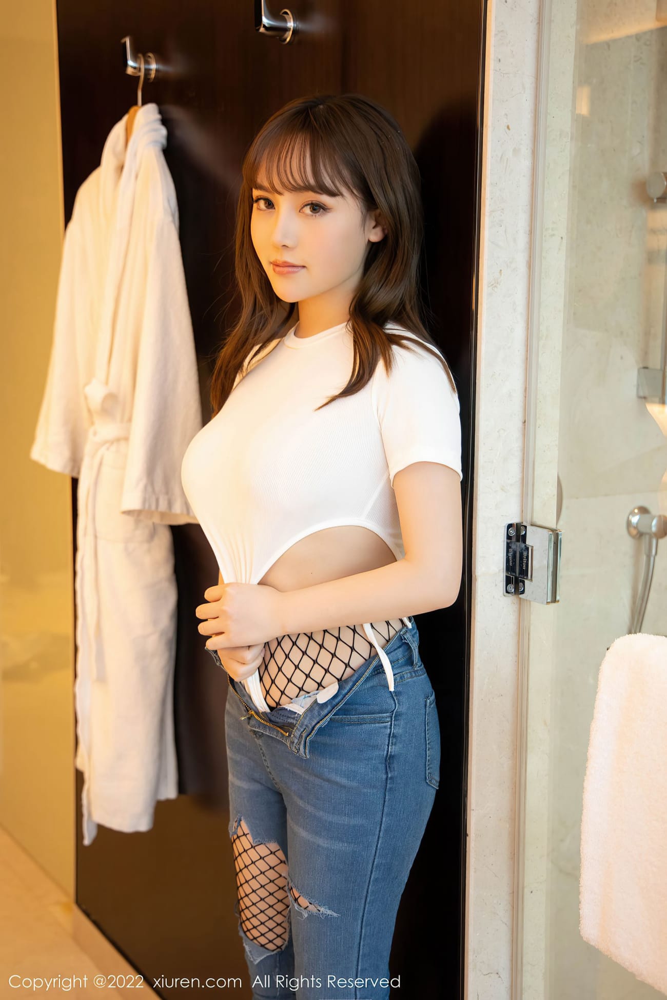 美女模特豆瓣酱 - 收身上衣+蓝色牛仔裤写真