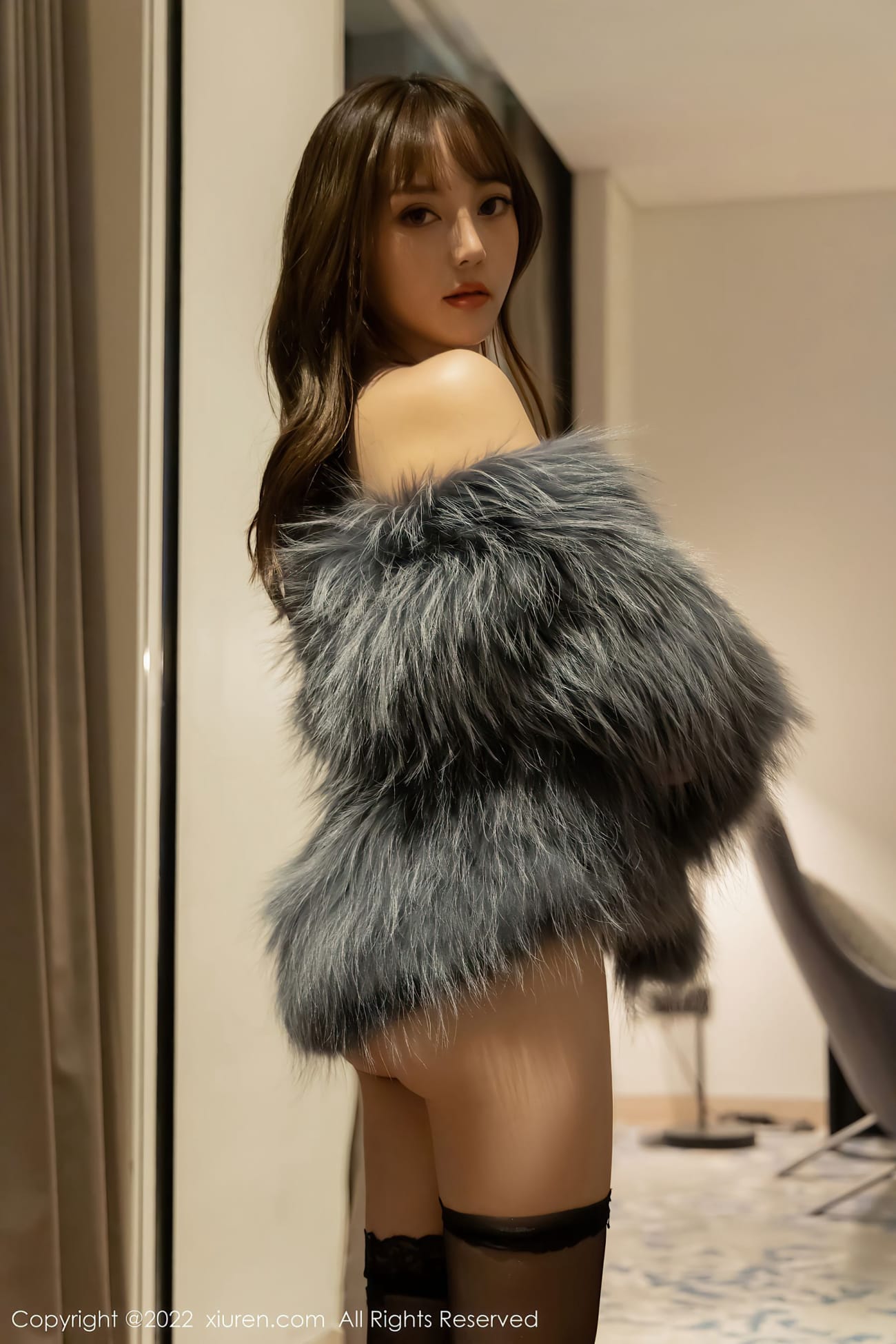 美女模特豆瓣酱 - 皮草上衣+诱人黑丝性感写真