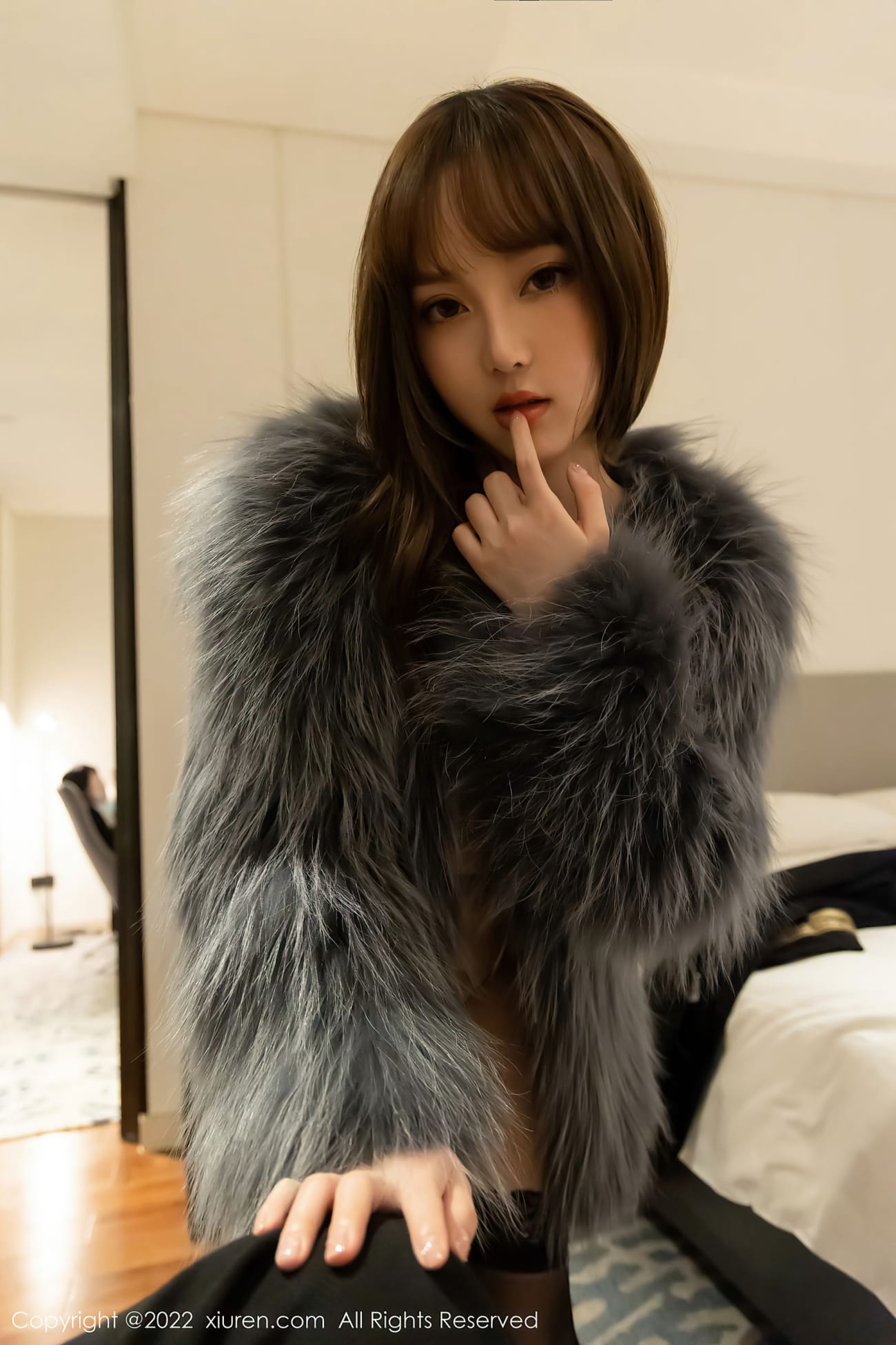 美女模特豆瓣酱 - 皮草上衣+诱人黑丝性感写真