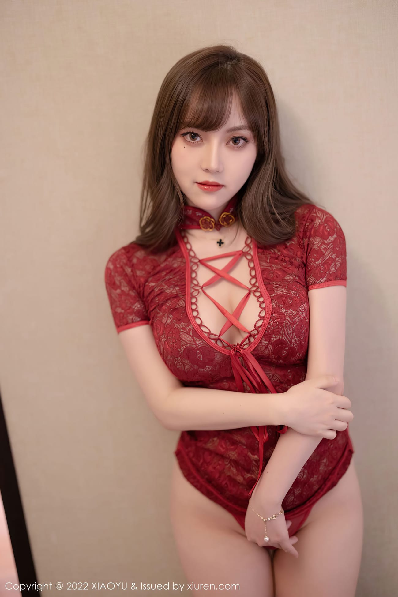 美女模特豆瓣酱 - 深红上衣+黑丝系列性感写真