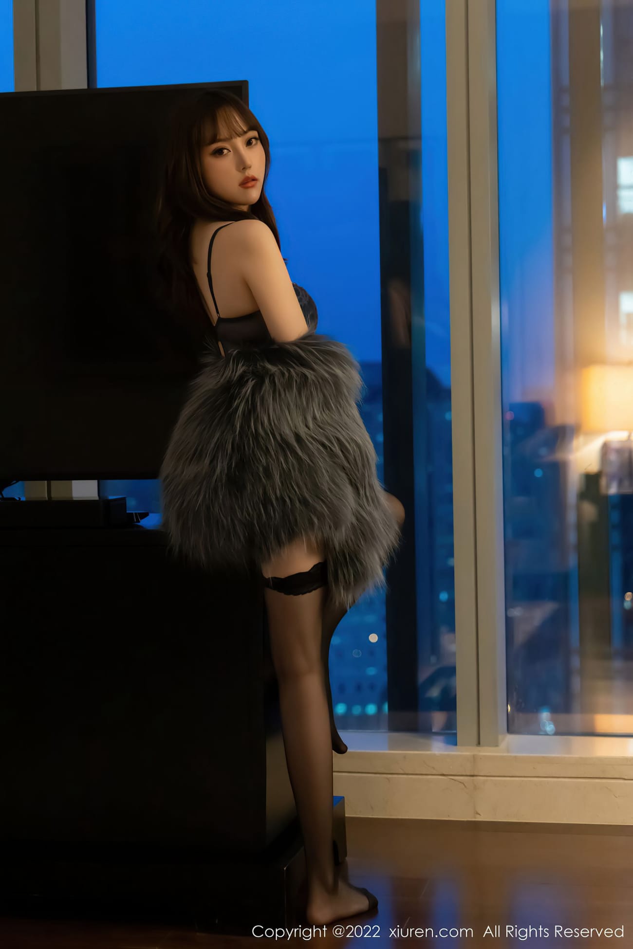 美女模特豆瓣酱 - 皮草上衣+诱人黑丝性感写真