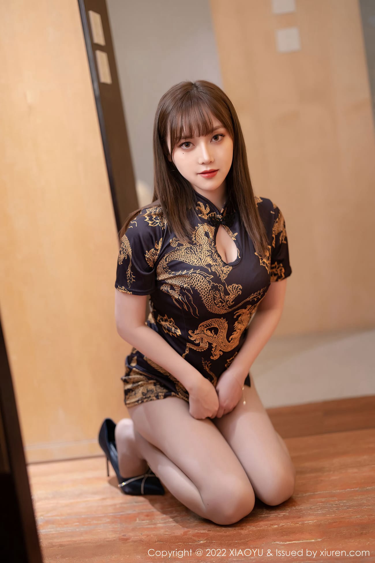 美女模特豆瓣酱 - 深色旗袍+丝袜系列性感写真