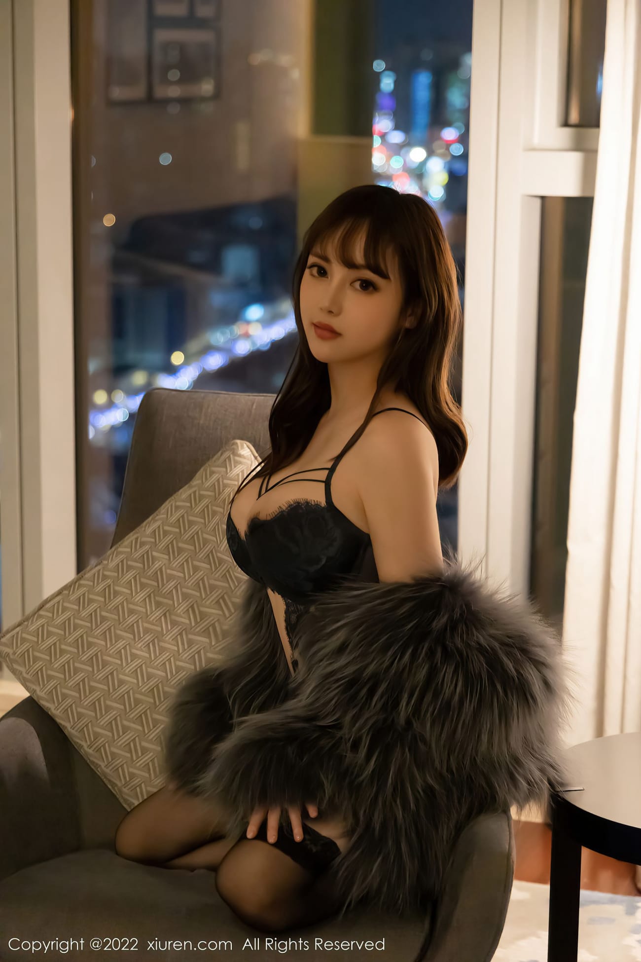 美女模特豆瓣酱 - 皮草上衣+诱人黑丝性感写真
