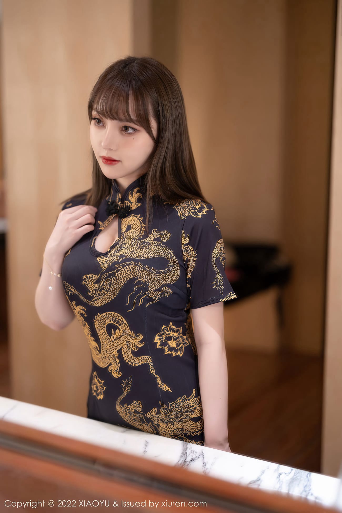美女模特豆瓣酱 - 深色旗袍+丝袜系列性感写真