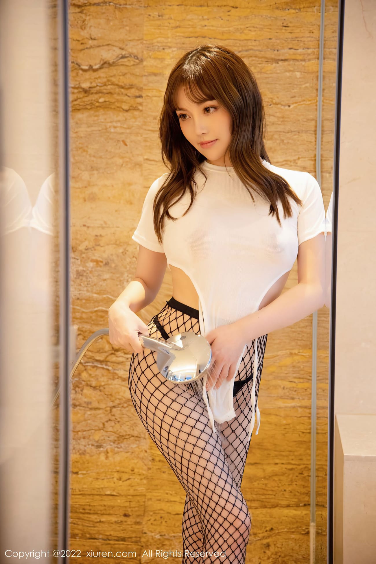 美女模特豆瓣酱 - 收身上衣+蓝色牛仔裤写真
