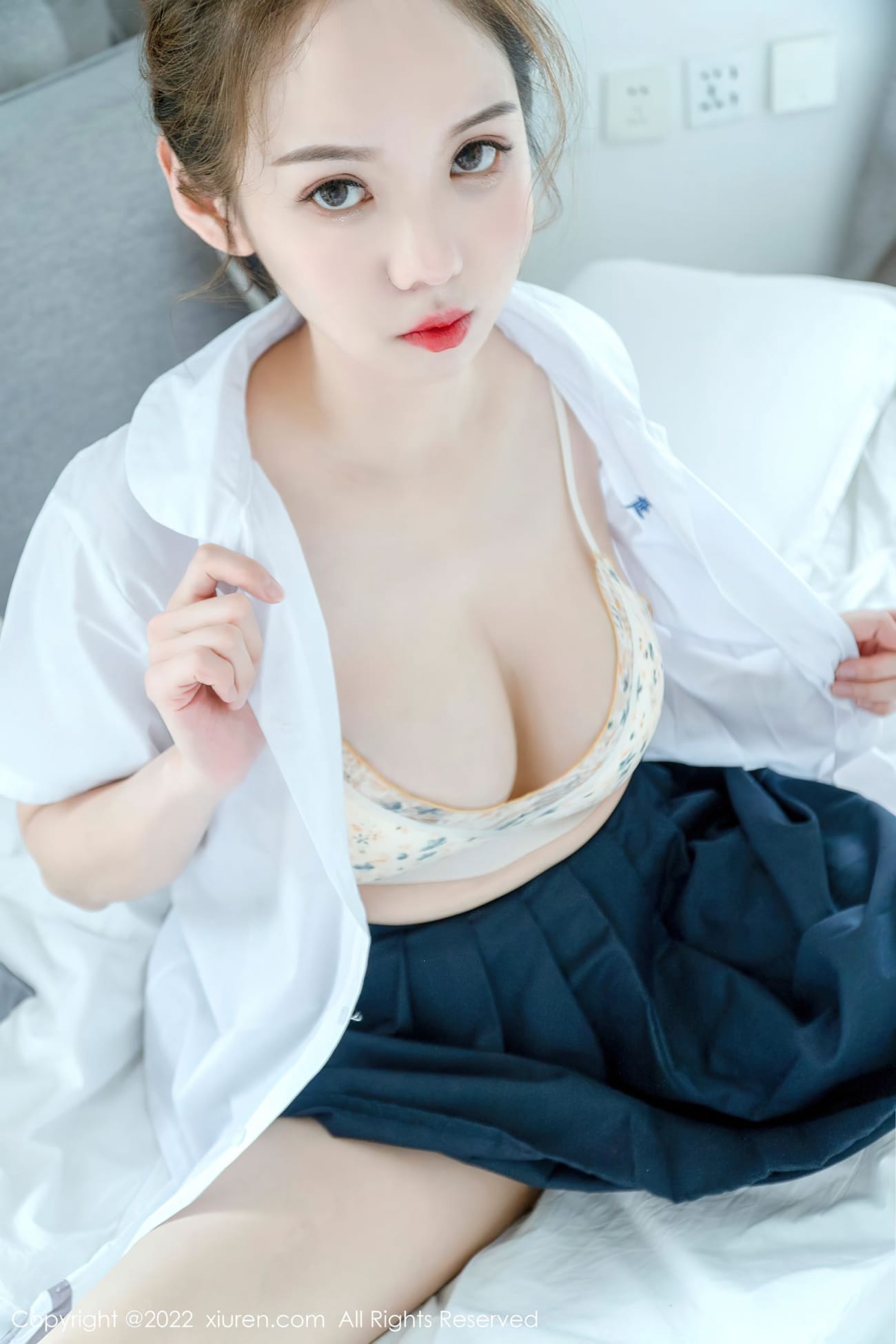 新人嫩模大美媚京 - 学生装+丝袜系列写真