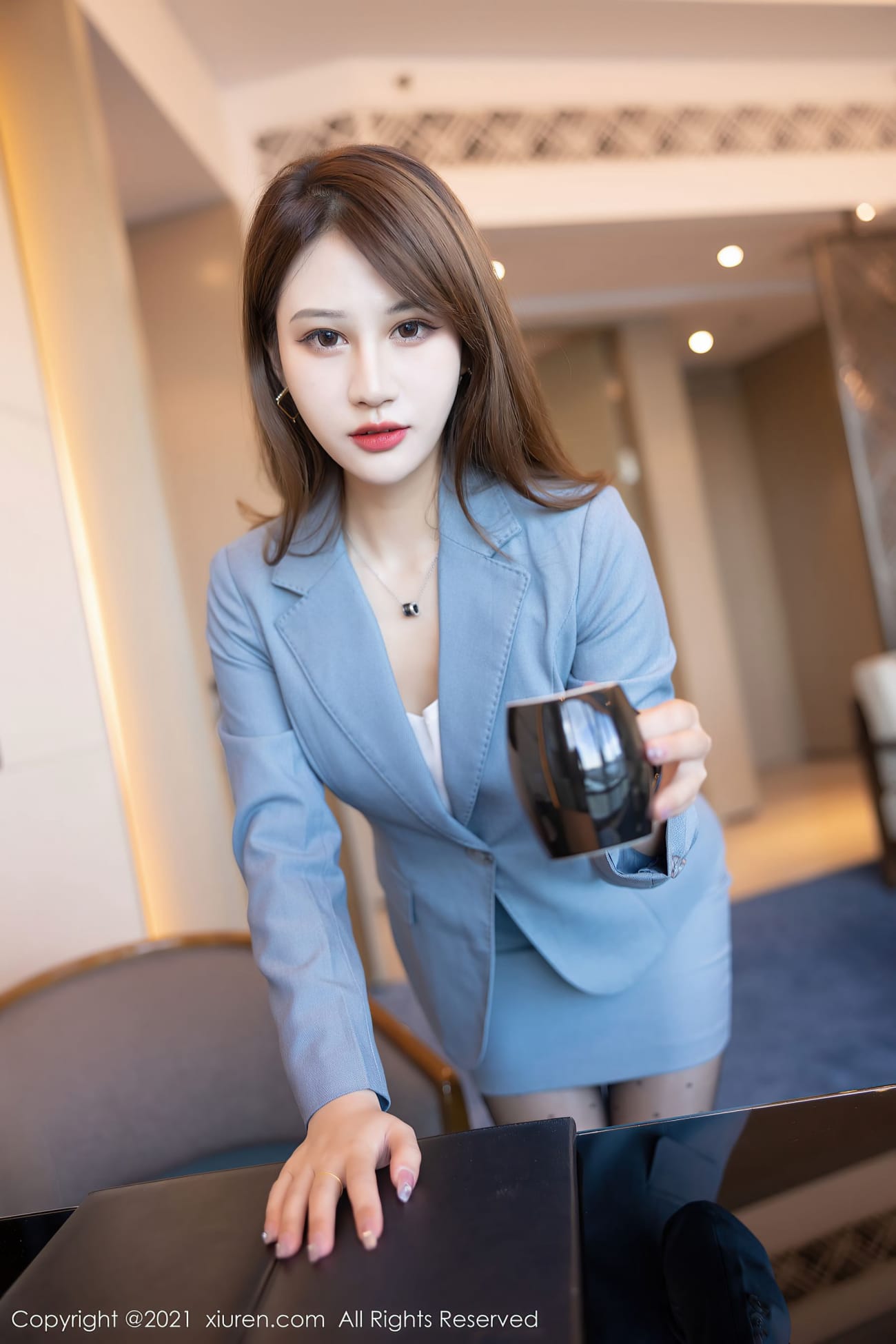 [秀人Xiuren] No.5223 模特林乐一 - 红色连衣短裙+黑丝系列气质写真(10) - 美图131