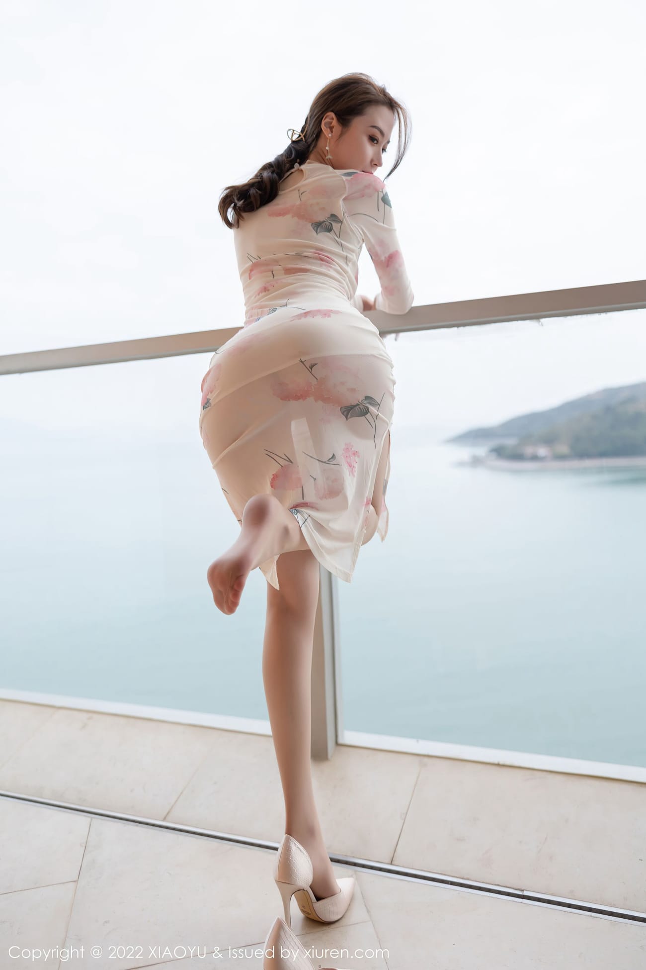 美女模特梦心玥 - 花纹旗袍+原色丝袜惠州旅拍