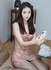 [秀人XiuRen] No.4767 模特可樂Vicky - 褐灰色短裙+丝袜系列性感写真