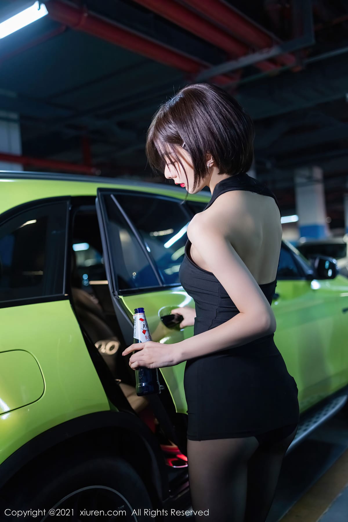 性感女神Angela00 - 停车场深夜买醉主题曼妙写真