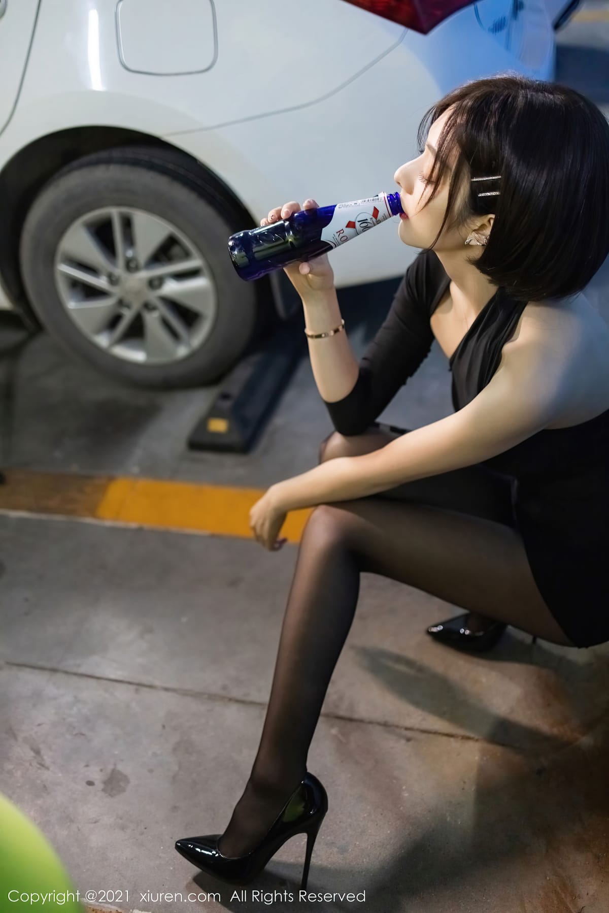 性感女神Angela00 - 停车场深夜买醉主题曼妙写真