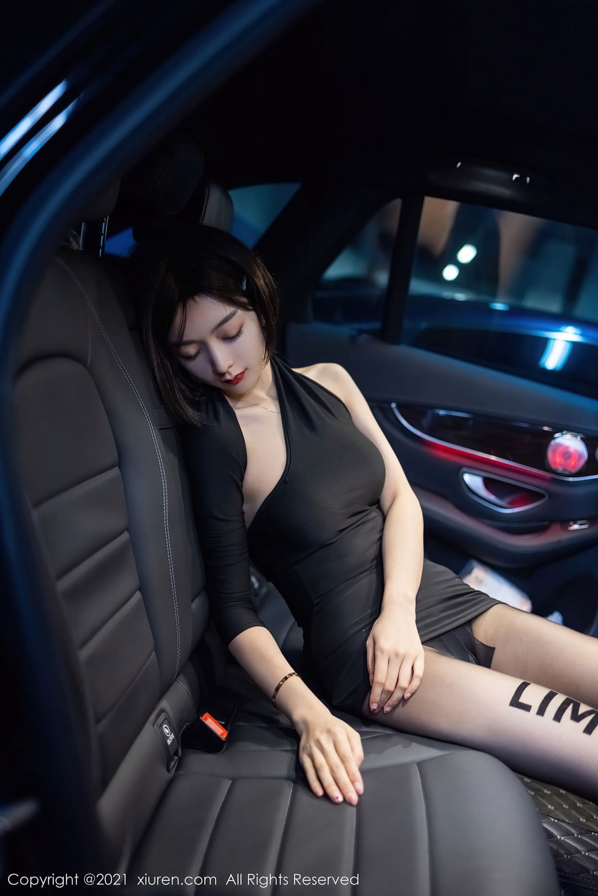 性感女神Angela00 - 停车场深夜买醉主题曼妙写真