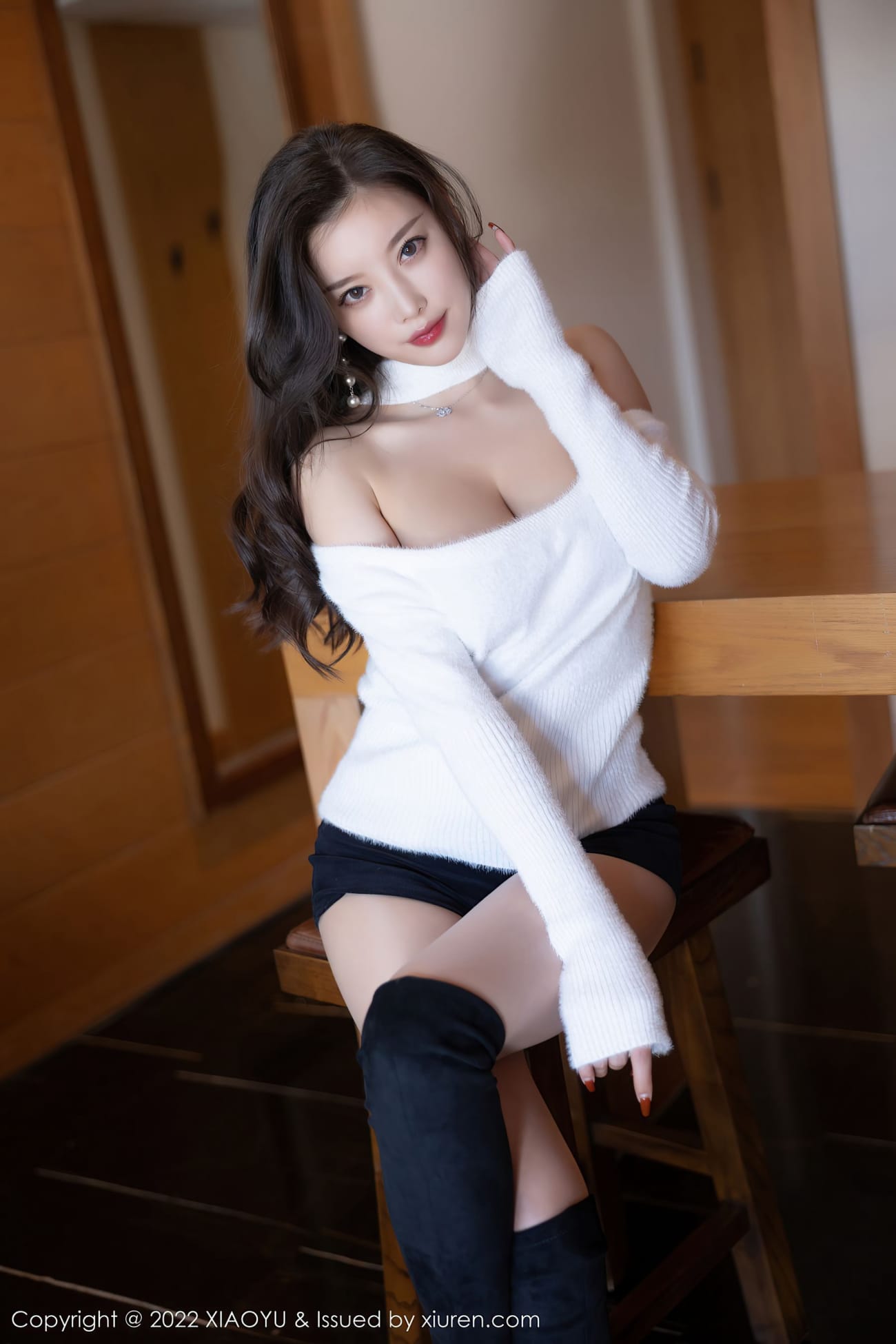 女神杨晨晨Yome - 白色收身上衣+黑色短裙丽江旅拍