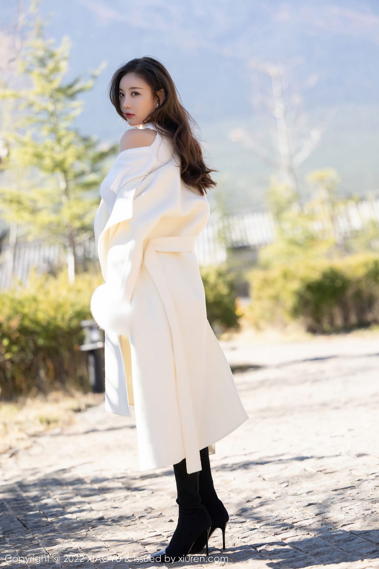 女神杨晨晨Yome - 白色收身上衣+黑色短裙丽江旅拍