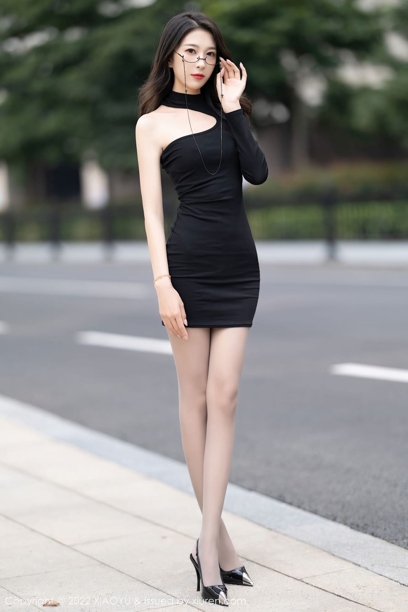 新人嫩模林乐一 - 黑色服饰+原色丝袜娇媚写真