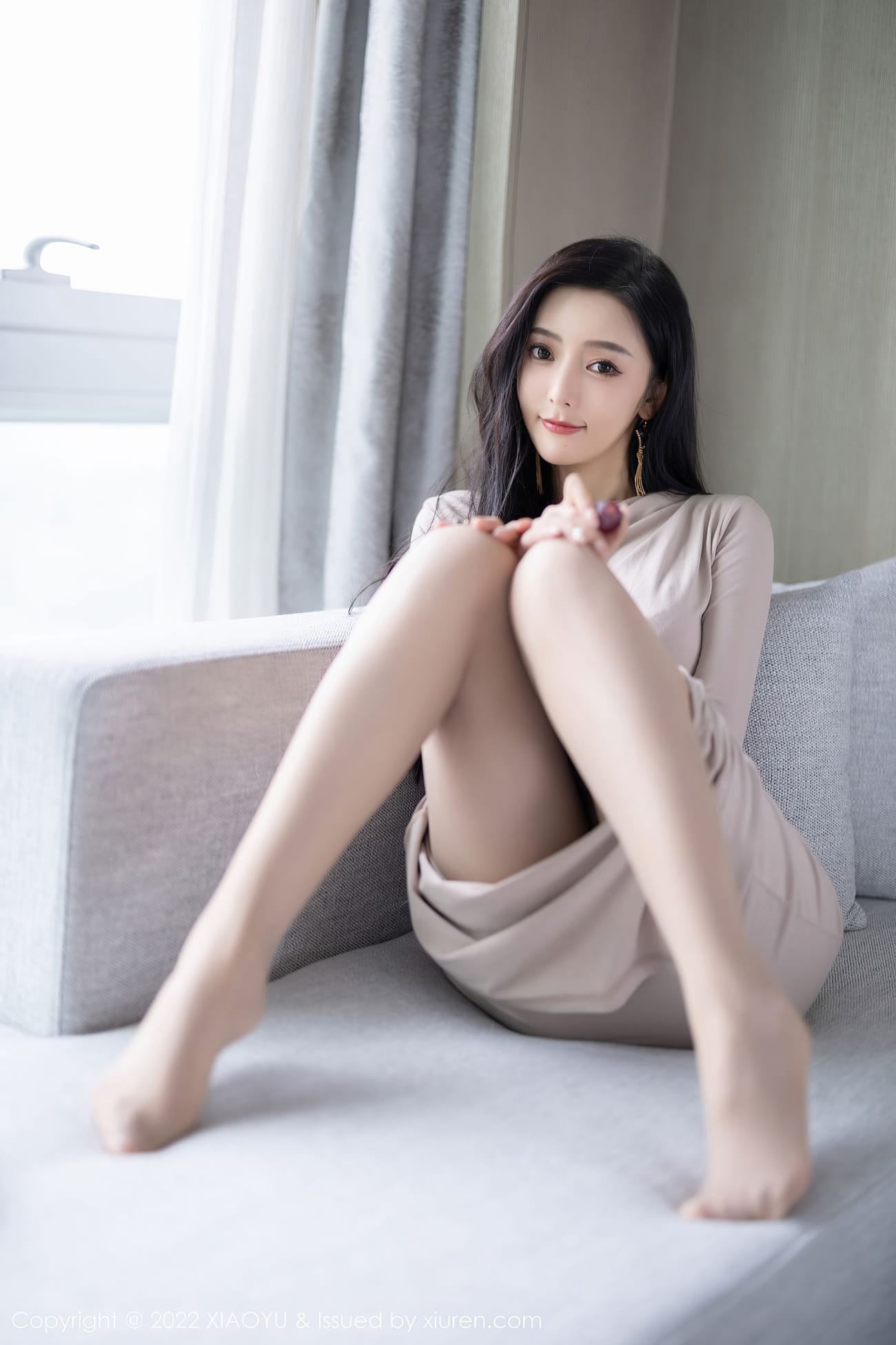 女神王馨瑶yanni - 浅色连衣长裙+丝袜系列性感写真