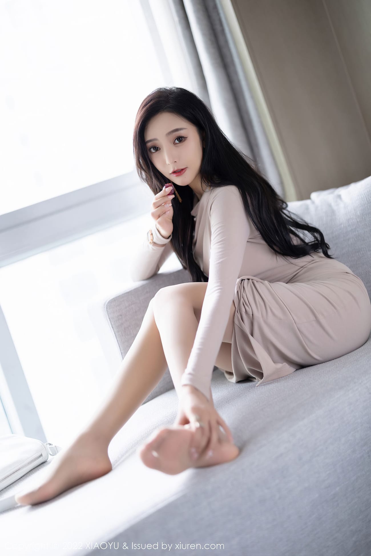 女神王馨瑶yanni - 浅色连衣长裙+丝袜系列性感写真