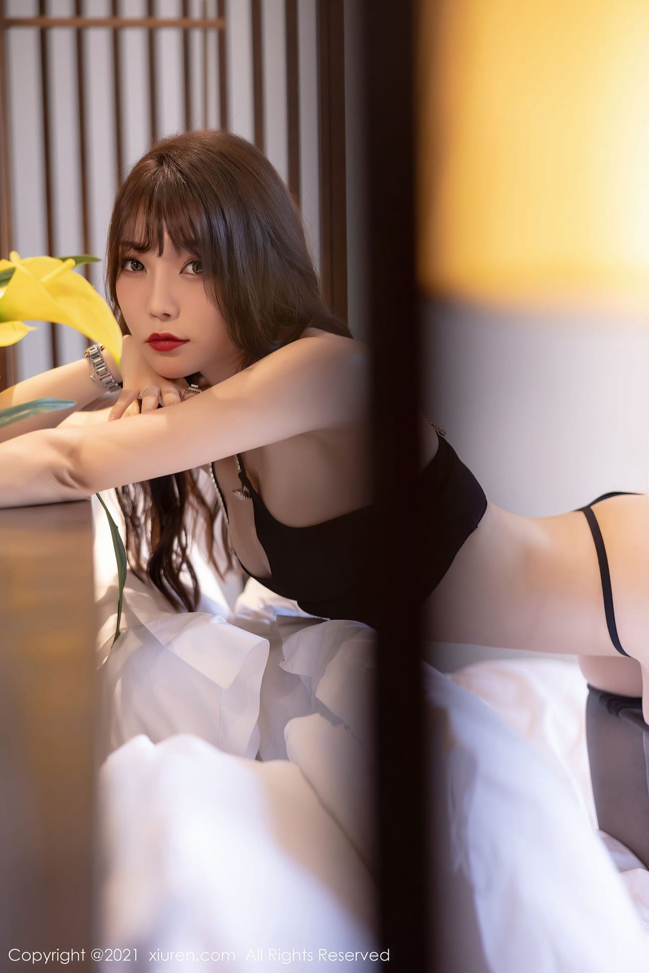女神芝芝Booty - 典雅吊裙+发光黑丝性感写真