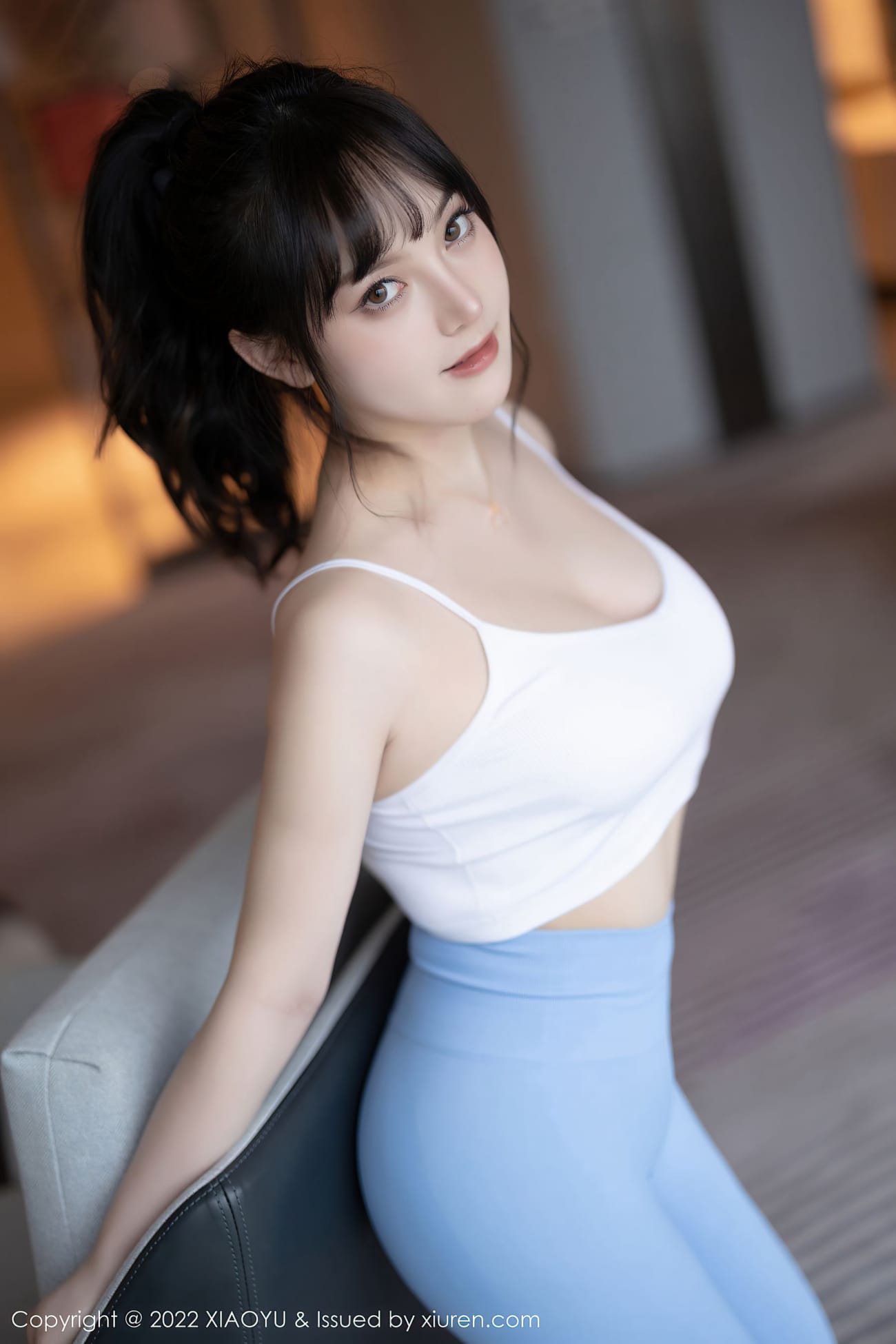 模特豆瓣酱 - 白色上衣+淡蓝色运动裤性感写真