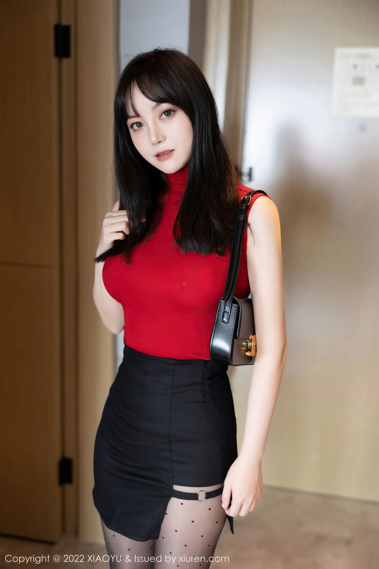 模特豆瓣酱 - 红色上衣+黑色短裙性感写真