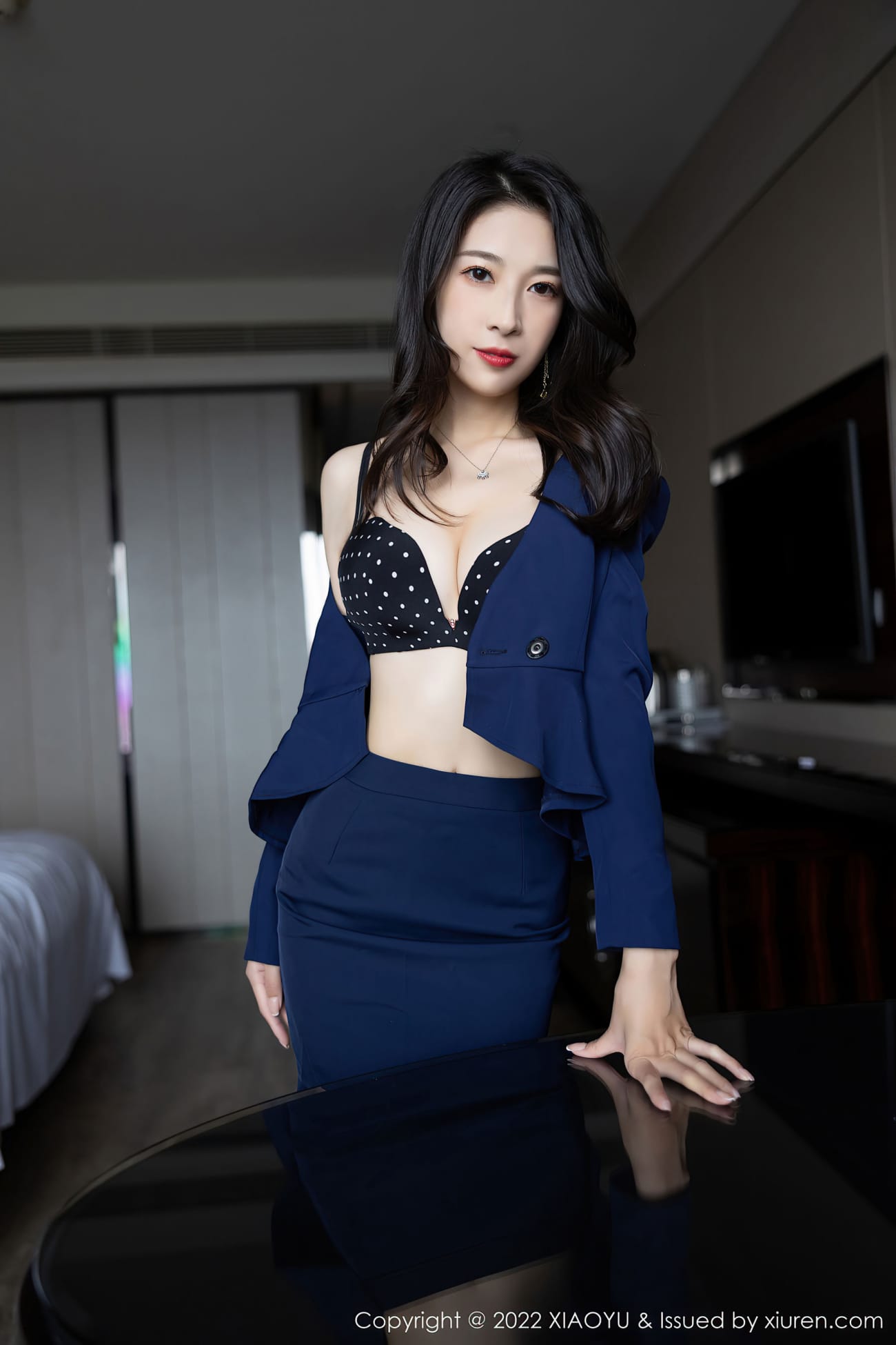 新人林乐一 - 职场蓝色服饰+黑丝系列性感写真