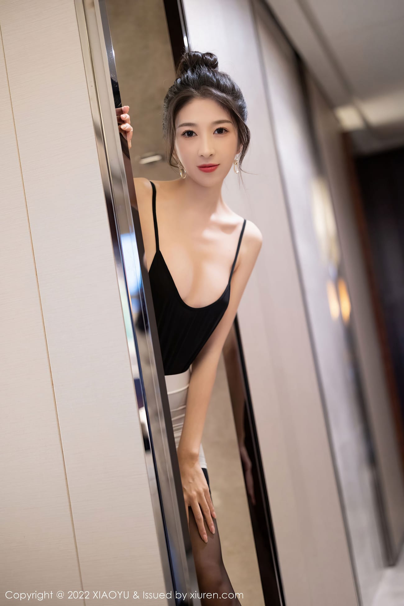 新人林乐一 - 白色短裙+诱人黑丝气质写真