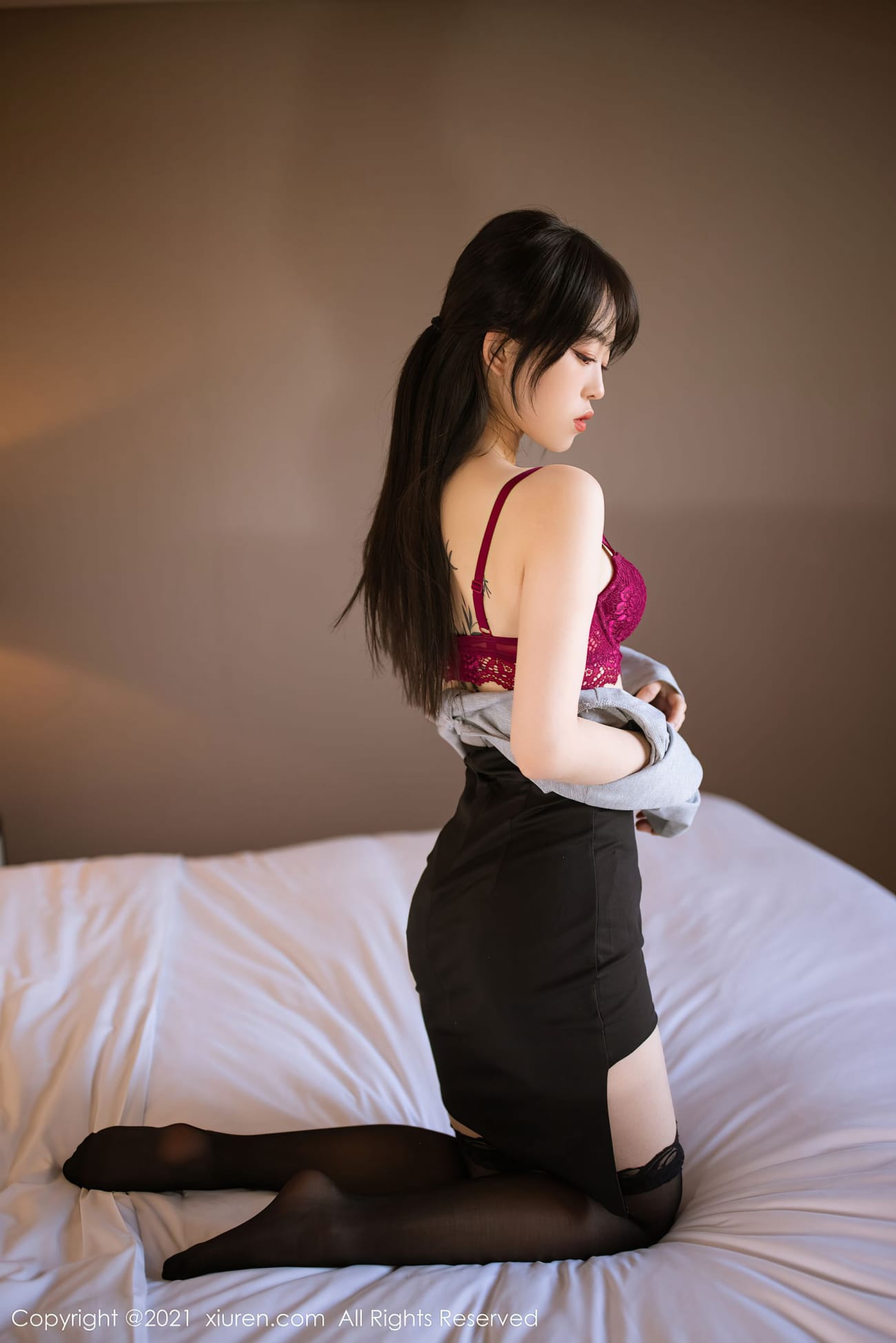 模特奶瓶子 - 黑丝美腿+苗条身姿性感写真