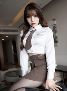[秀人XiuRen] No.4299 女神芝芝Booty - 白色上衣+棕色超短裙性感写真