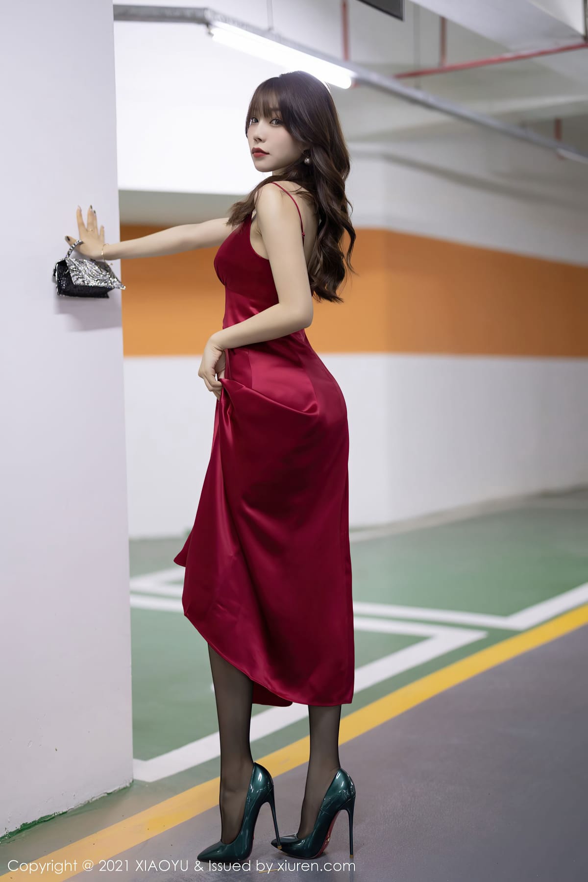 女神芝芝Booty - 猩红吊裙+黑丝系列私房写真