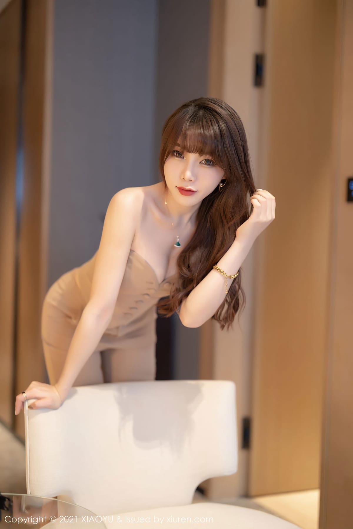 女神芝芝Booty - 时尚装扮+杏色丝袜私房写真