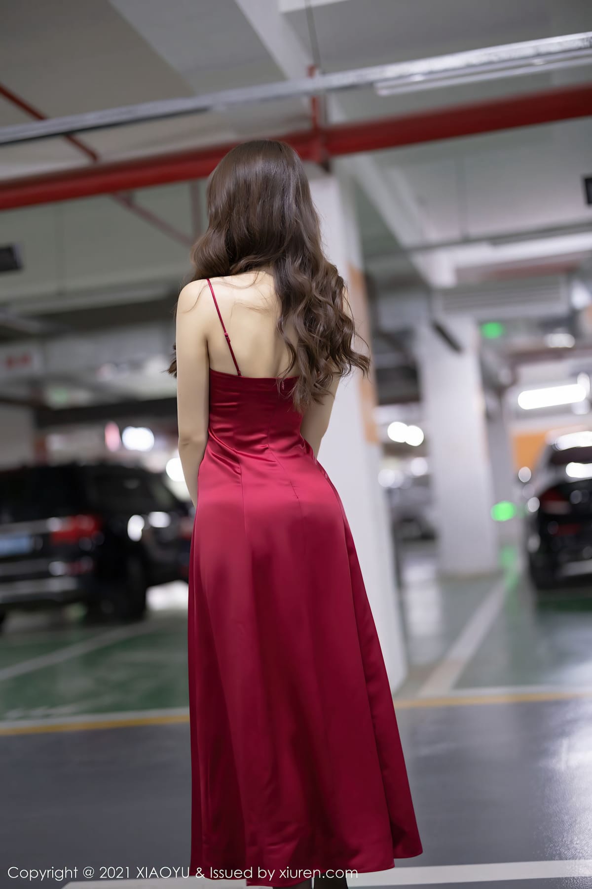 女神芝芝Booty - 猩红吊裙+黑丝系列私房写真