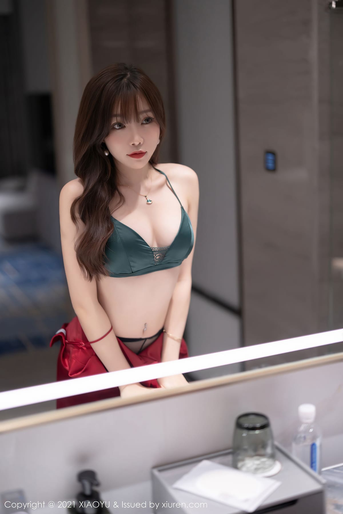 女神芝芝Booty - 猩红吊裙+黑丝系列私房写真