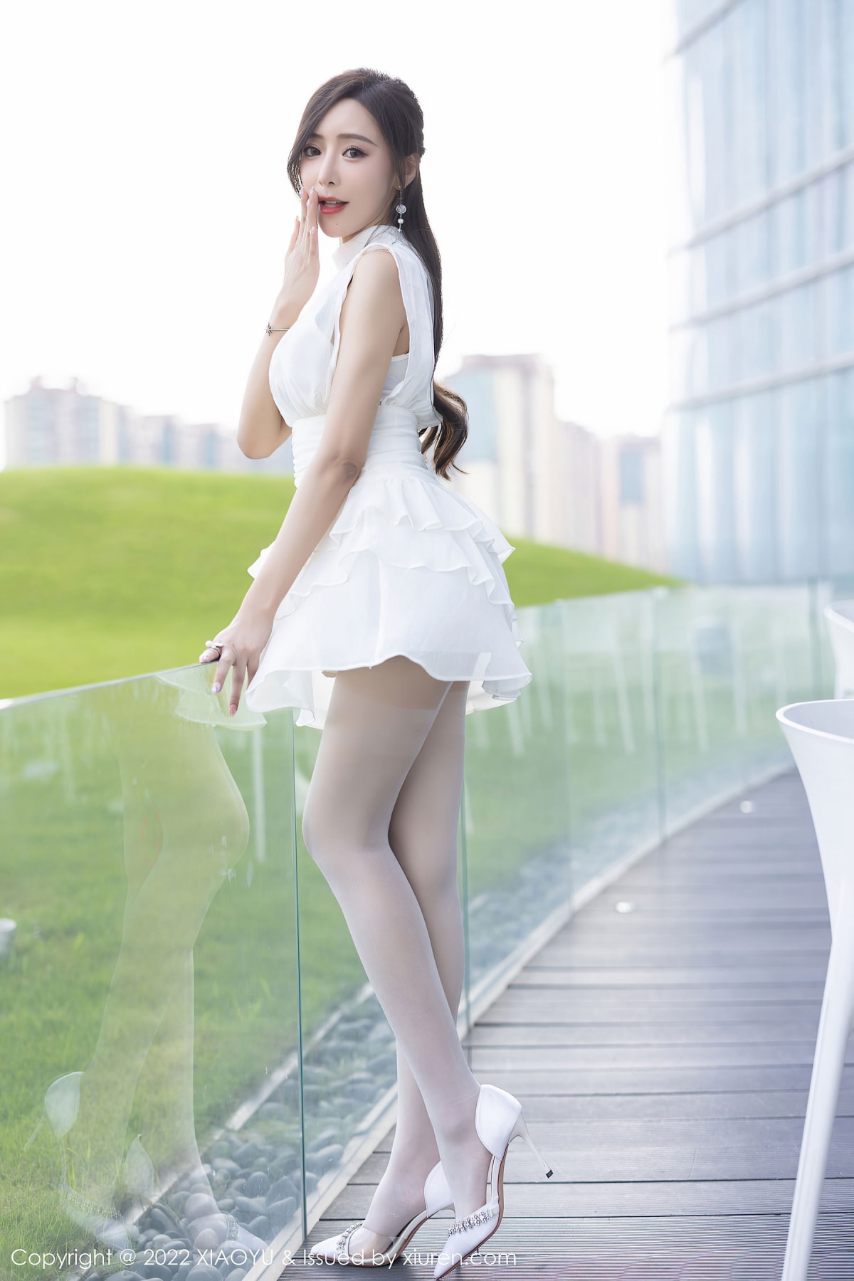 女神王馨瑶yanni - 白色连衣裙+丝袜系列户外写真