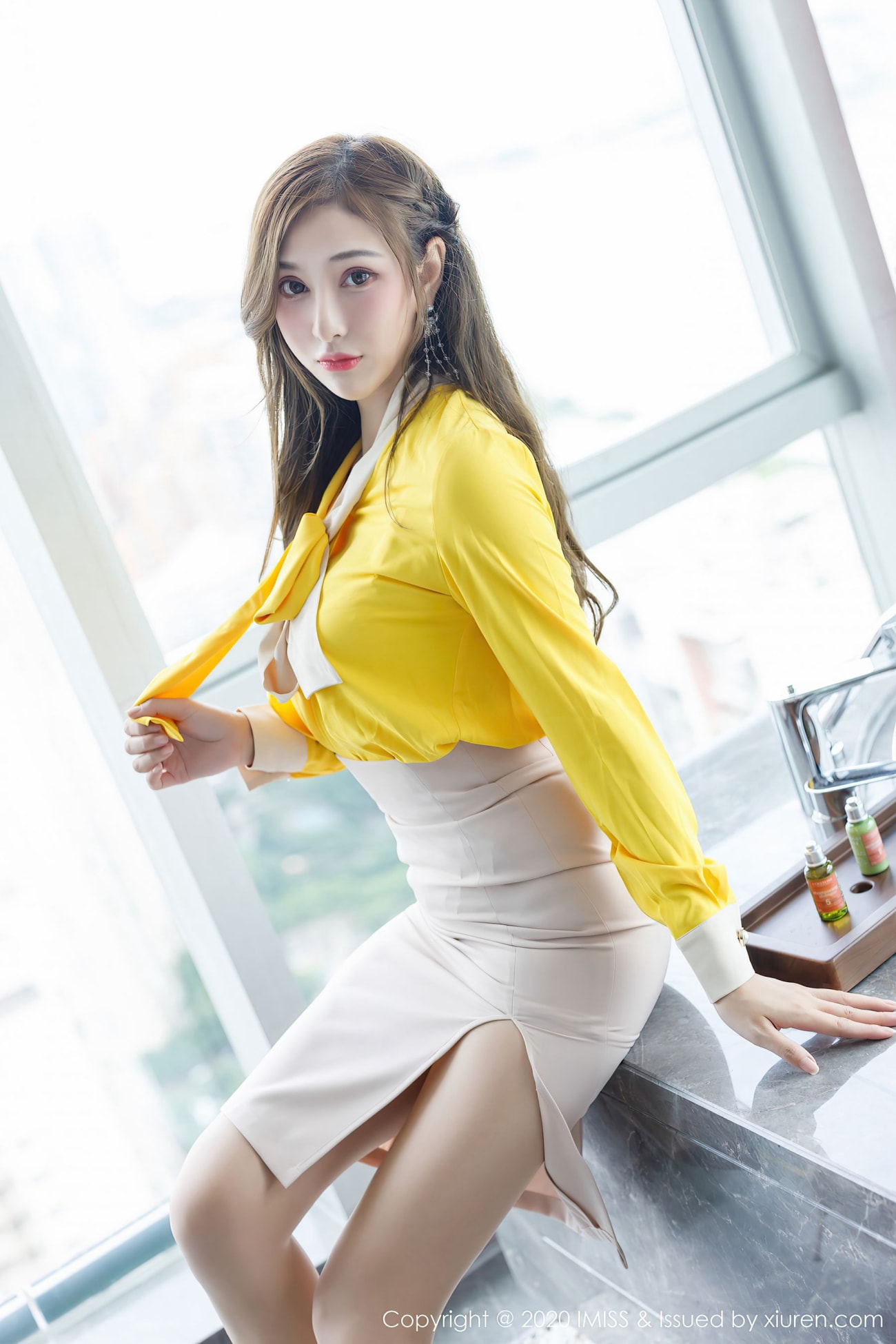 Lavinia肉肉 - 典雅服饰+原色丝袜气质特辑