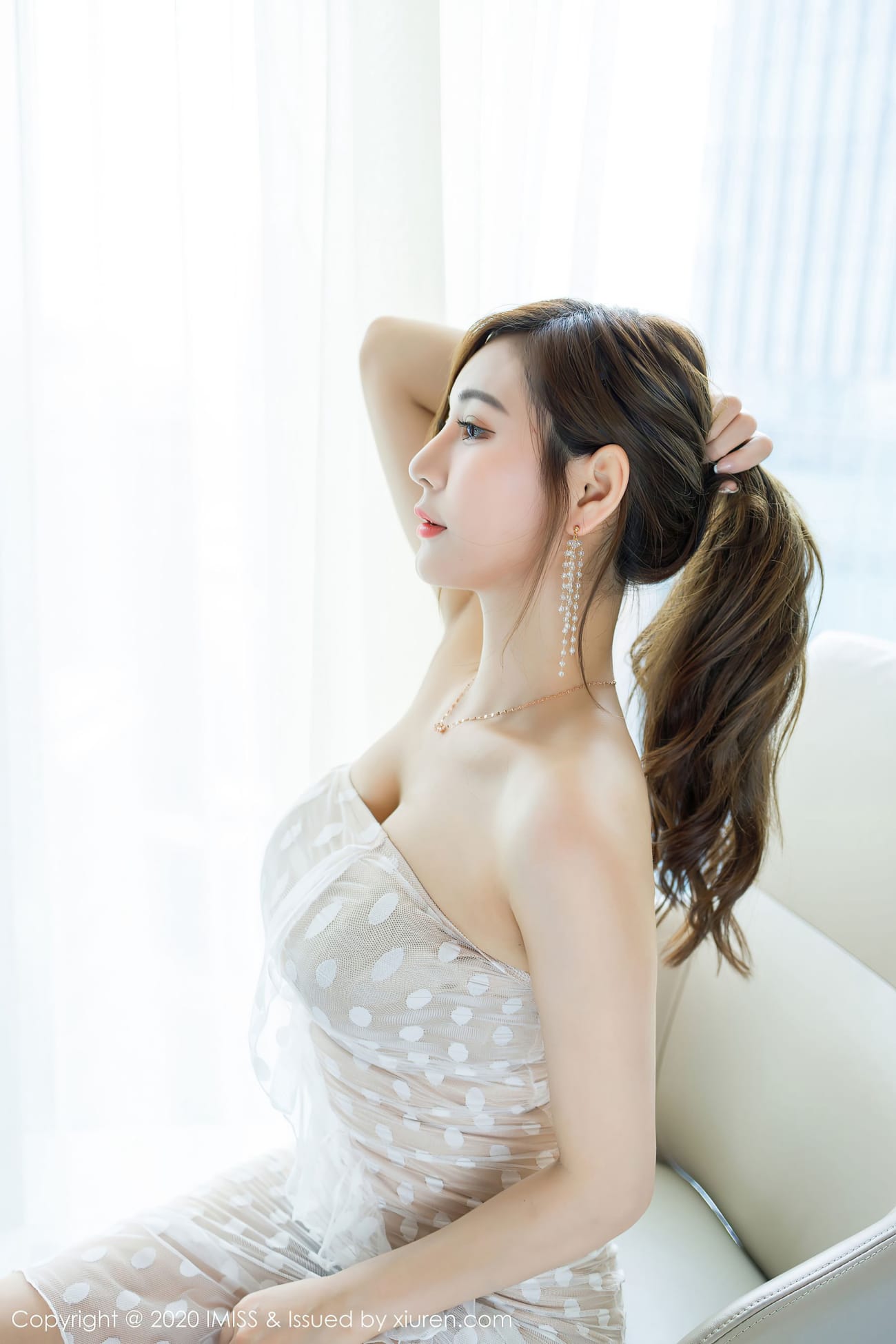 Lavinia肉肉 - 抹胸裙+雪峰丝足诱人写真
