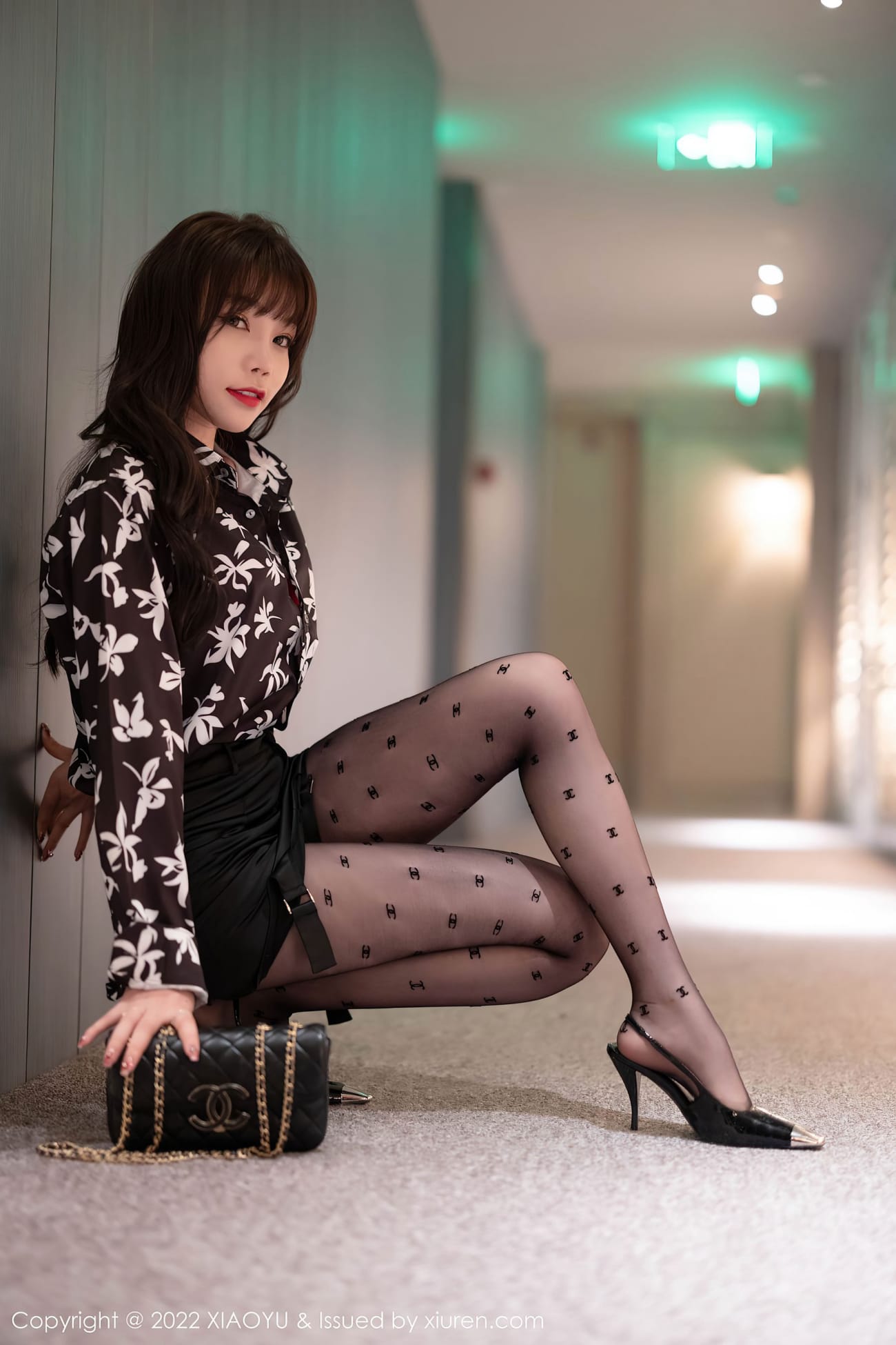 芝芝Booty - 花纹上衣+黑色短裙私房写真