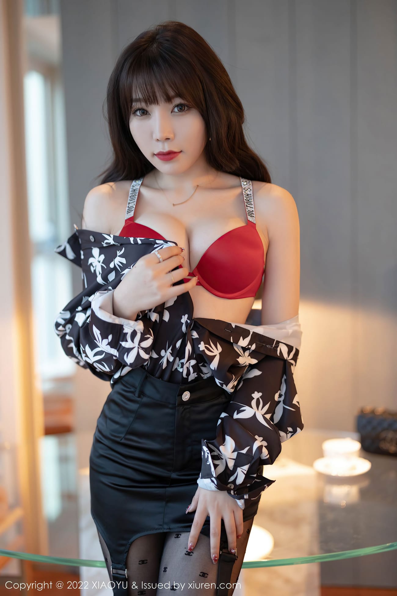 芝芝Booty - 花纹上衣+黑色短裙私房写真