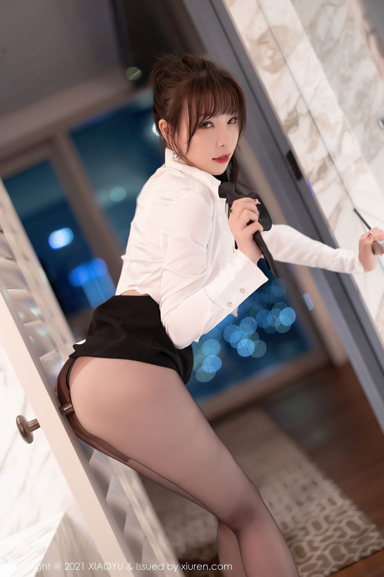 芝芝Booty - 白衬衫+黑丝OL主题私房写真